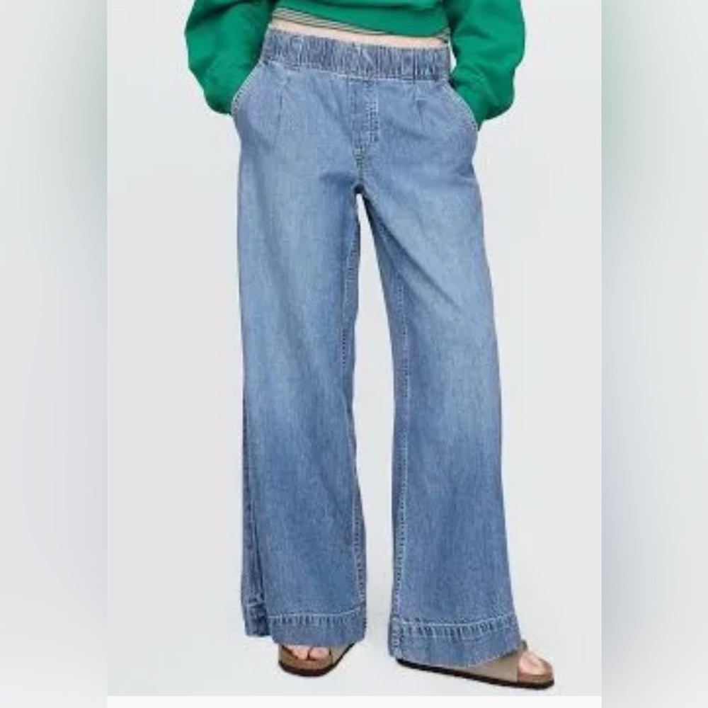 Wide leg pull on chambray denim pants . Size small